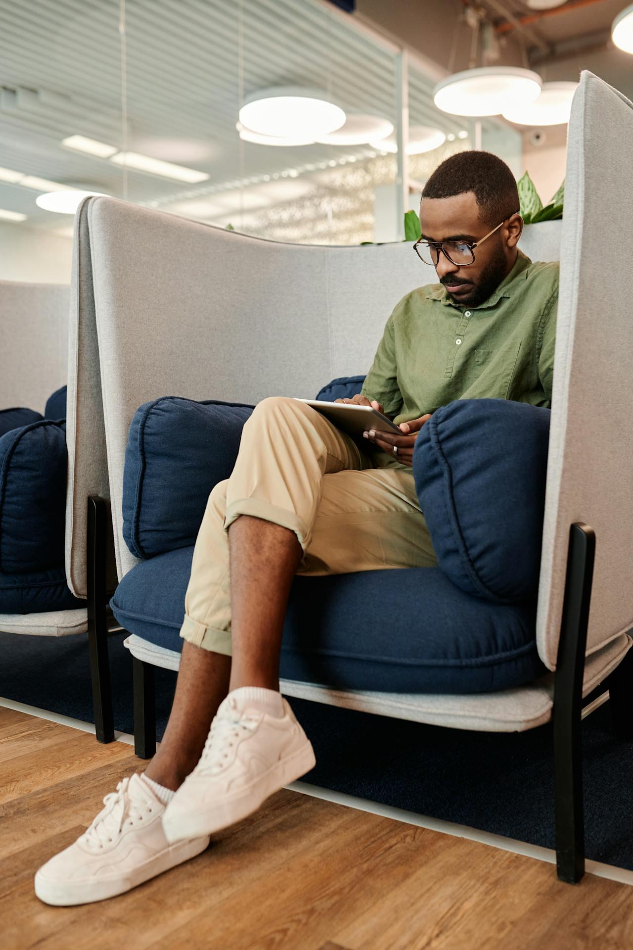 Человек читает новости на планшете